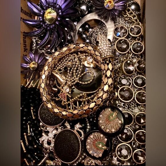 Premium Vintage Jewelry Lot~ 2 LBs Estate necklace earrings, rings, bracelet - Picture 7 of 10